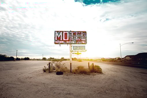 old-abandoned-motel-sign-in-arizona-picture-id1150592141?b=1&k=6&m=1150592141&s=170667a&w=0&h=pcUBhqBUh3vDTeVmGv9d3e5wb8xgfKuLPS6hsMrlMmY=